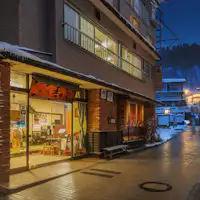 ตั้งอยู่บนถนนทาคายุที่มีประวัติศาสตร์ยาวนาน