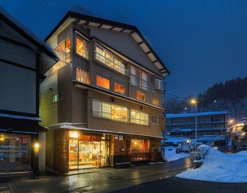 歴史ある高湯通りに面した立地。