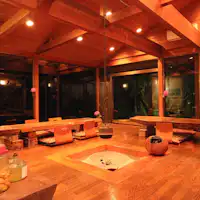 식사는 개방감 넘치는 식사 공간에서 제공합니다.