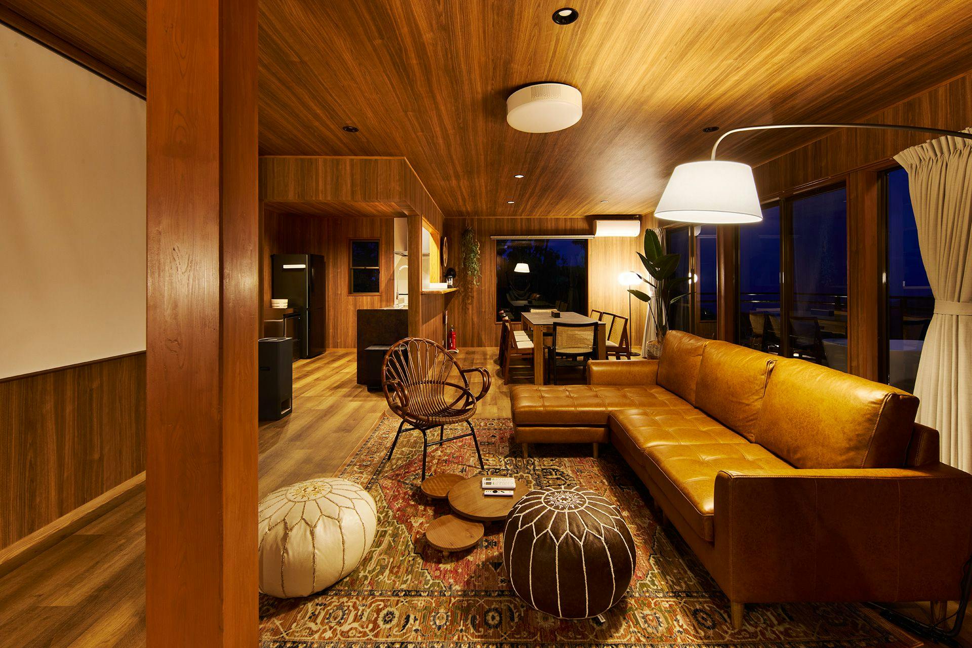 ห้องนั่งเล่นชั้นสองมีบรรยากาศแบบไม้ แนะนำเป็นอย่างยิ่ง