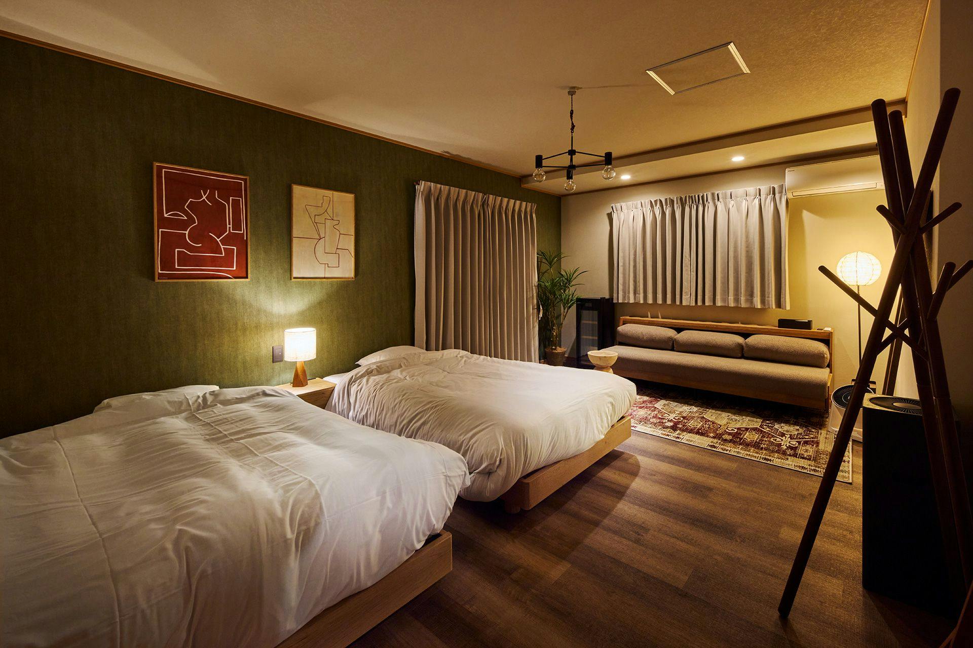 ห้องนอนชั้น 1 พร้อมเตียงเซมิดับเบิล 2 เตียง