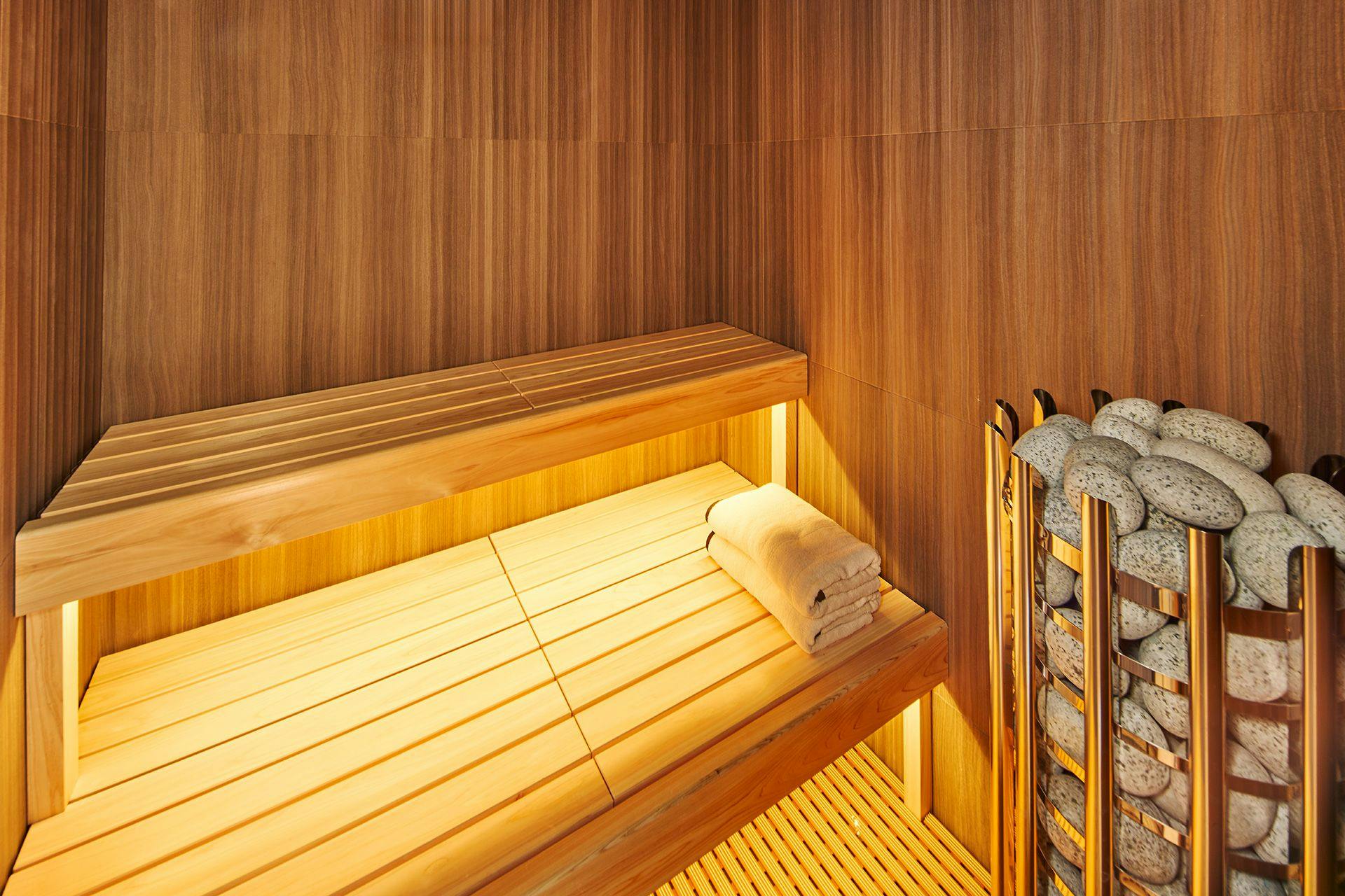 เวลาผ่อนคลายในห้องซาวน่าที่อุณหภูมิสูง