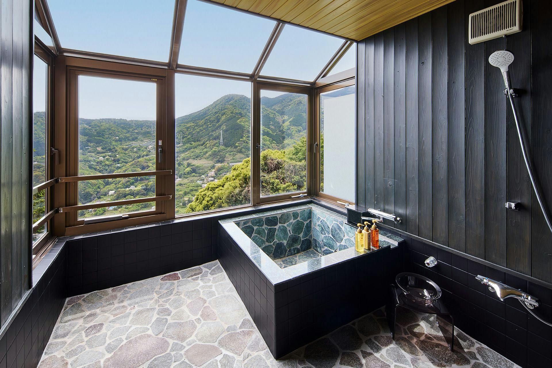 ออนเซ็นกลางแจ้งพร้อมชมทัศนียภาพอันงดงามของฮิกาชิอิซุ