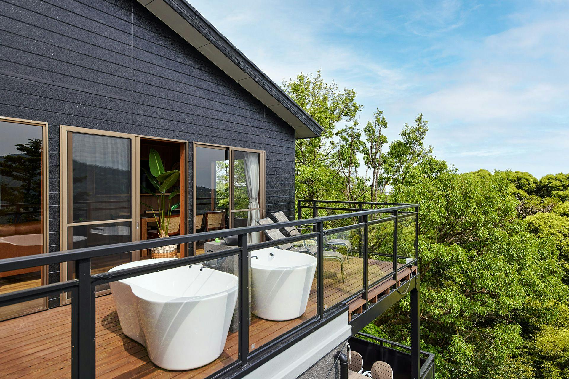 ดาดฟ้าสำหรับพักผ่อนพร้อมชมวิวที่งดงามของอิซุฝั่งตะวันออก