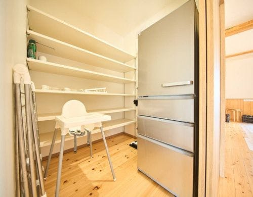 備品や掃除用具等はパントリーにございます