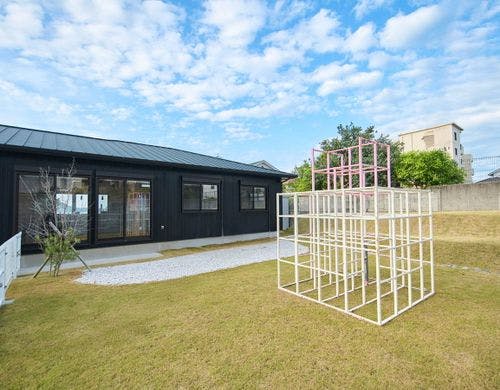 子どもも楽しめるジャングルジムあり