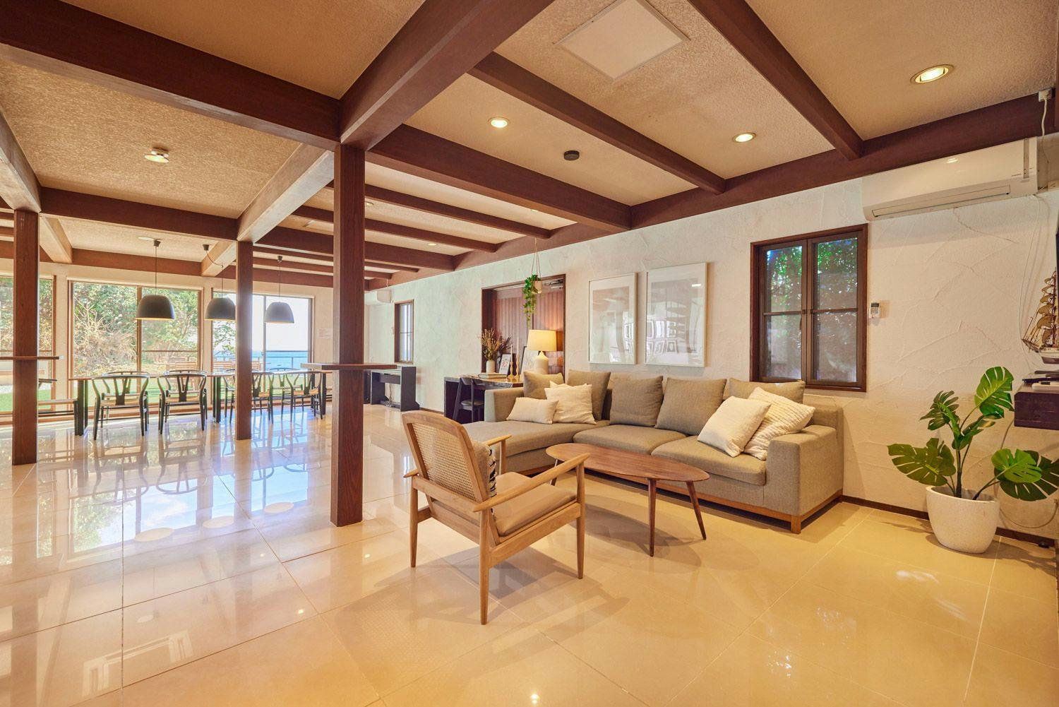 ห้องนั่งเล่นและห้องรับประทานอาหาร ชั้น 1