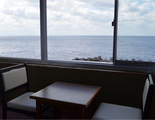 窓際の椅子テーブルセットからの景色一例