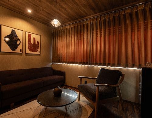 ムーディーな色合いのダイニング