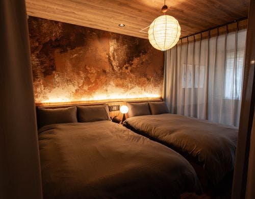 ムーディで広々としたベッドルーム