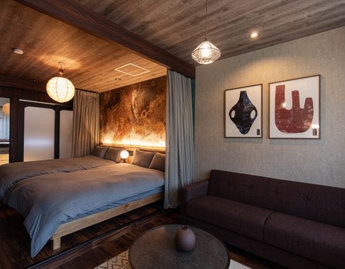 ダイニングからベッドルームを臨む