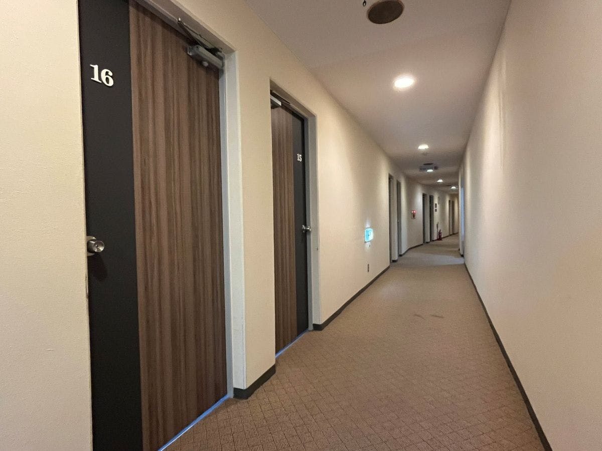 *【ทางเดินห้องพัก】