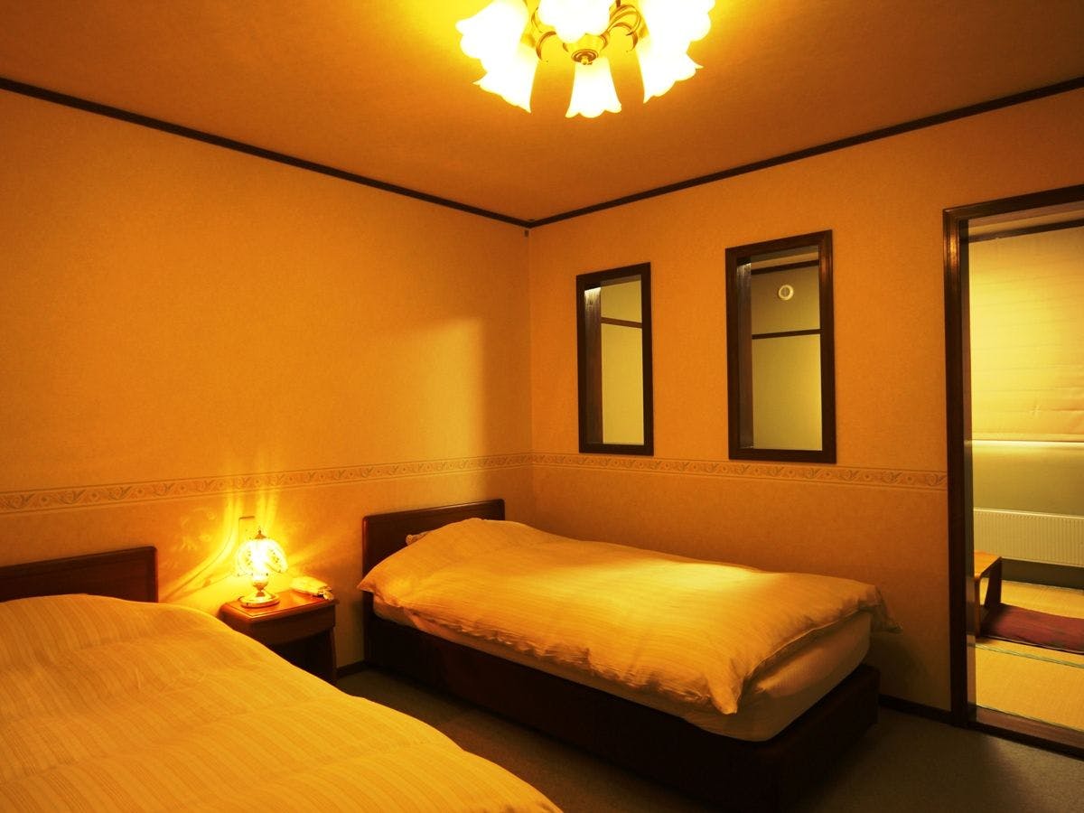 【ห้องพักสไตล์ญี่ปุ่นและตะวันตก】บรรยากาศยามเย็น