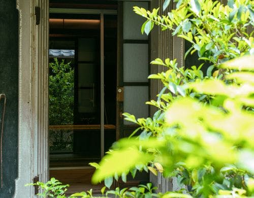 魚屋町阡　中庭から見た浴室