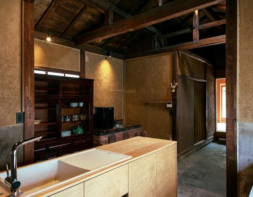 西町陌　土間のキッチン