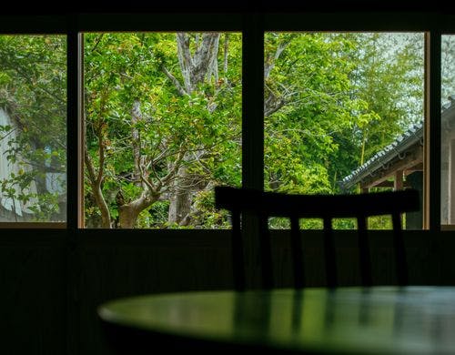 西町陌　ダイニングルームから庭を眺める