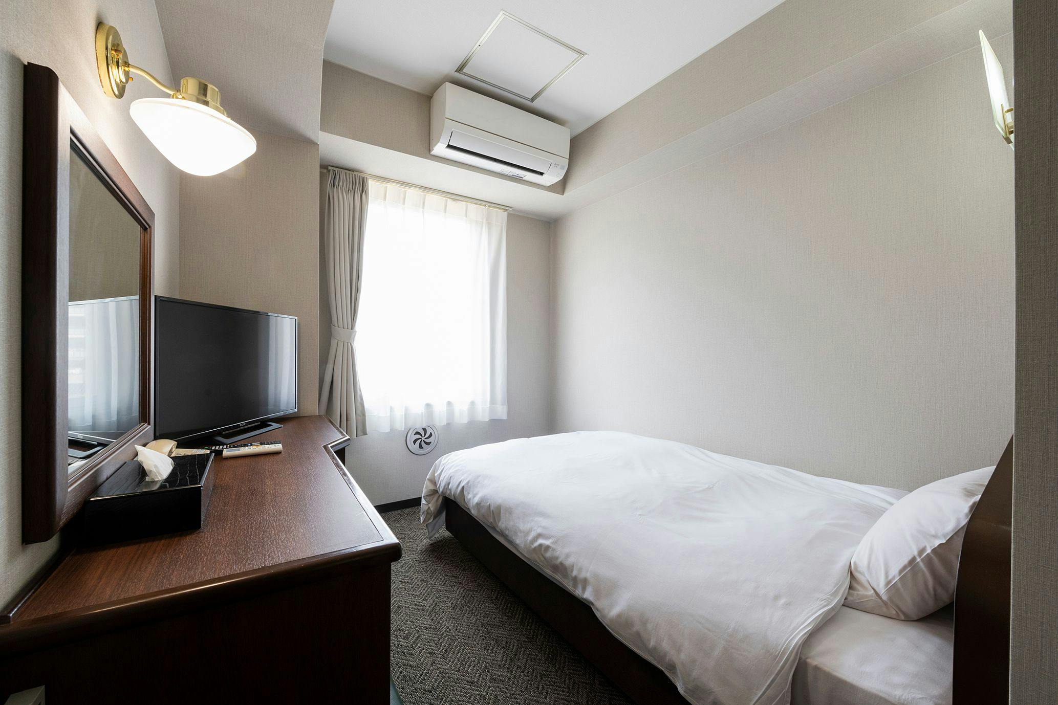 ห้องพักเดี่ยว (เตียงซิมมอนส์ / ปลอดบุหรี่)