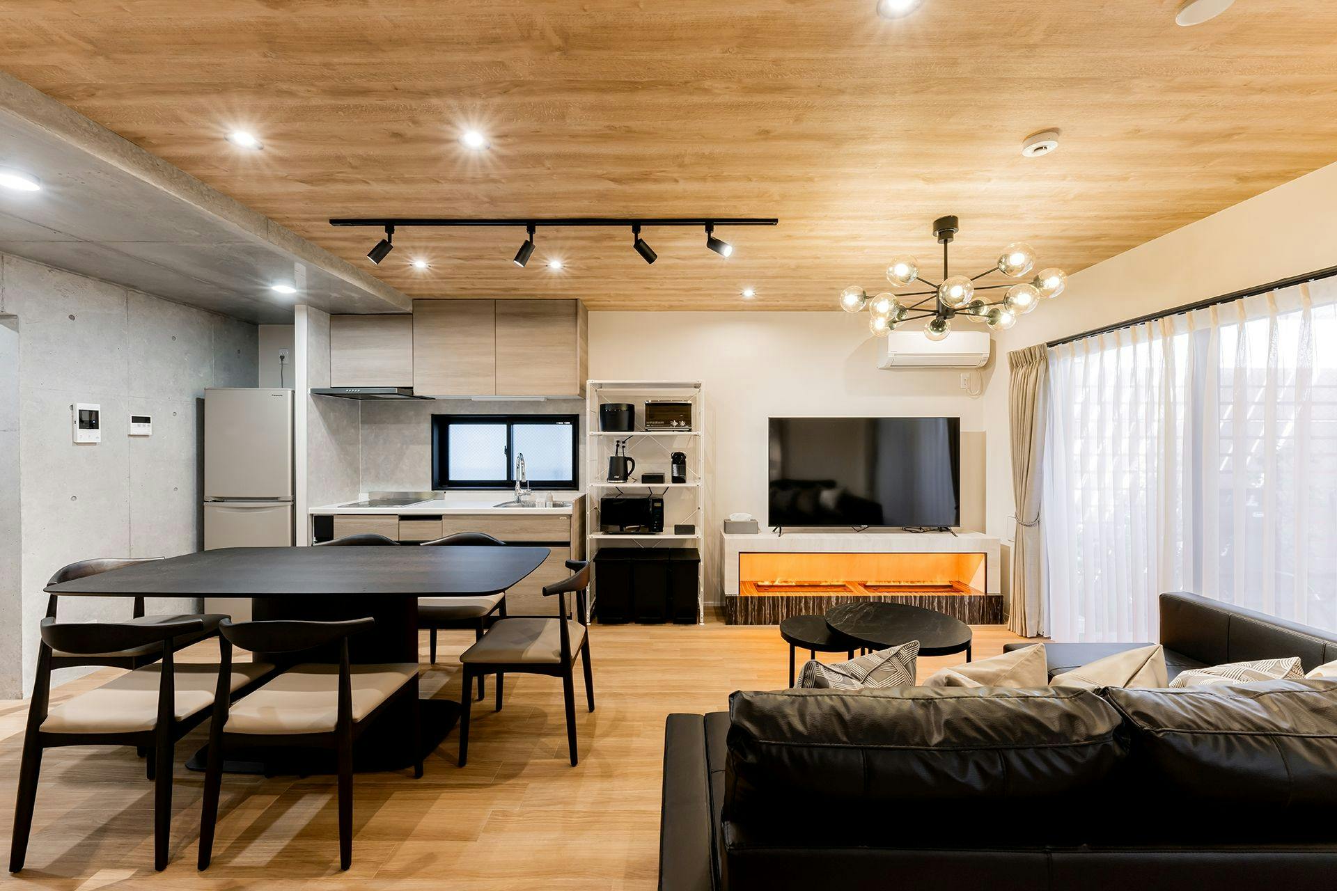 ห้องนั่งเล่นและห้องรับประทานอาหารที่สะดวกสบาย