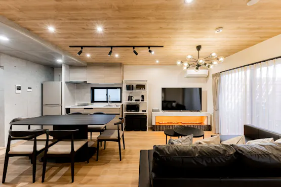 ห้องนั่งเล่นและห้องรับประทานอาหารที่สะดวกสบาย