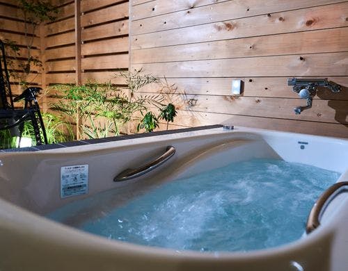 趣ある空間で夜のジャグジー