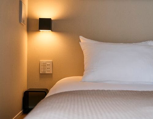 枕元には電気とコンセント