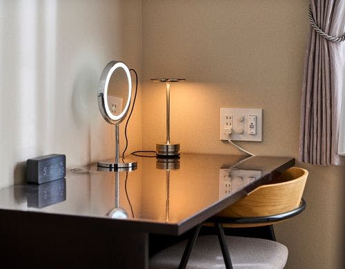 各寝室にはデスクあり