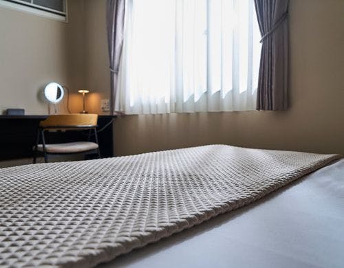 清潔なリネンと朝の柔らかな日差し