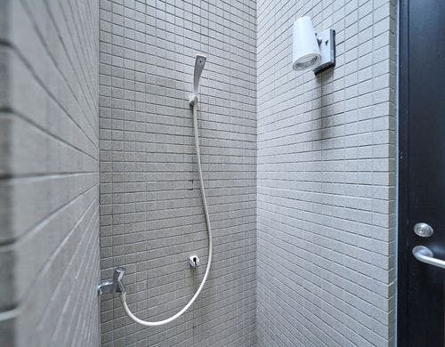 建物入口に足洗い場を設けました。