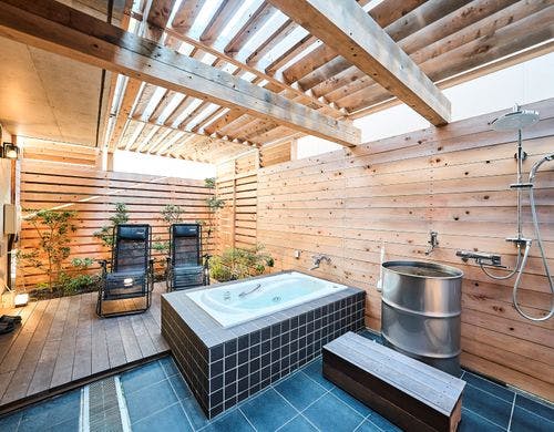 明るい日差しが差し込むテラス