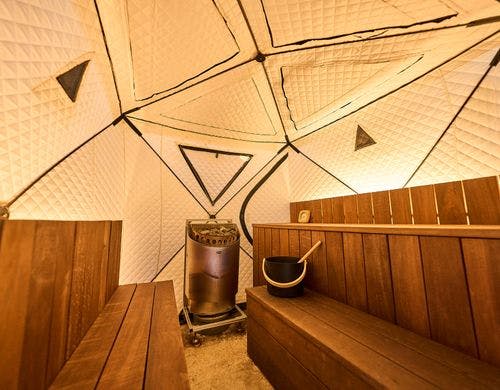 テントサウナの中には段差のあるベンチあり