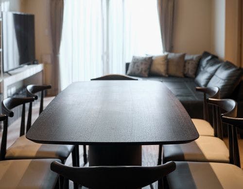 大きなテーブルは、PC作業や打合せにも