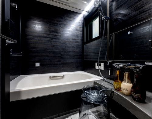 シックなバスルームは嬉しいバスタブ付き