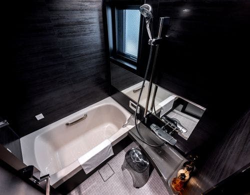 シックなバスルームは嬉しいバスタブ付き