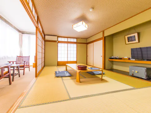 ห้องพักสไตล์ญี่ปุ่น 10 เสื่อทาทามิ + ระเบียงกว้าง + โถงทางเข้า (สำหรับ 2-5 ท่าน)