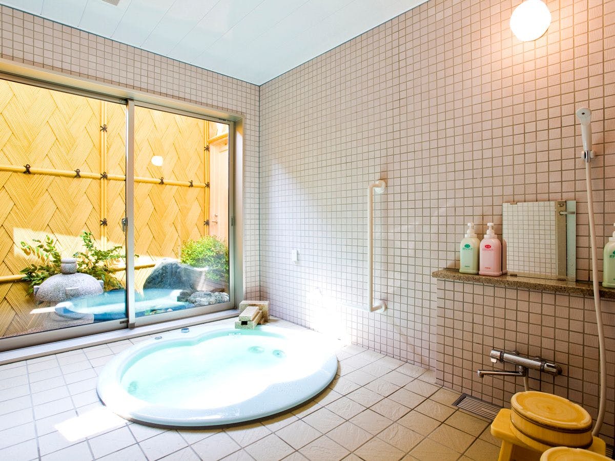 อ่างอาบน้ำส่วนตัวพร้อมจากุซซี่