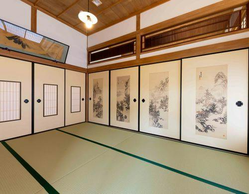 屋内の23枚の襖に31枚の絵と書画
