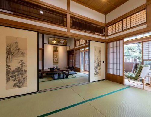 襖絵や書画に囲まれたお部屋