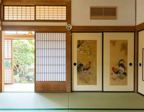 屋内の23枚の襖に31枚の絵と書画
