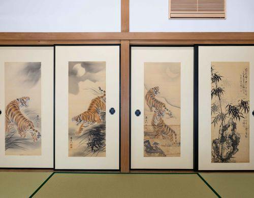 屋内の23枚の襖に31枚の絵と書画