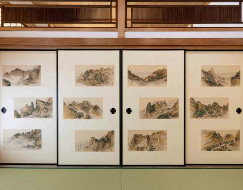 屋内の23枚の襖に31枚の絵と書画