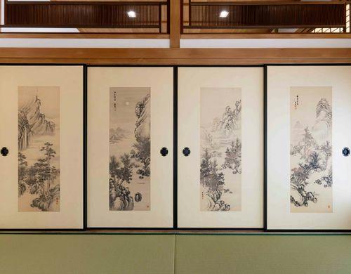 屋内の23枚の襖に31枚の絵と書画