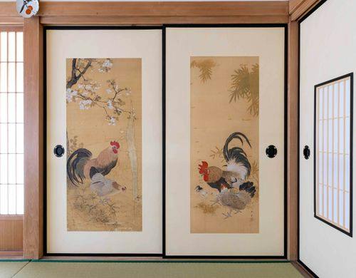 屋内の23枚の襖に31枚の絵と書画
