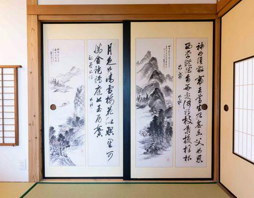 屋内の23枚の襖に31枚の絵と書画