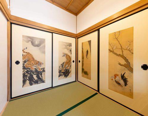 屋内の23枚の襖に31枚の絵と書画