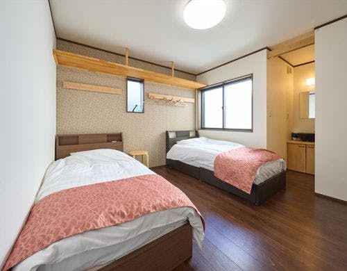 2階：洋室（シングルベッド2台）