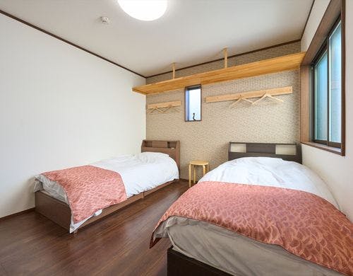 2階：洋室（シングルベッド2台）