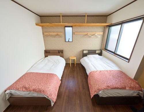 2階：洋室（シングルベッド2台）