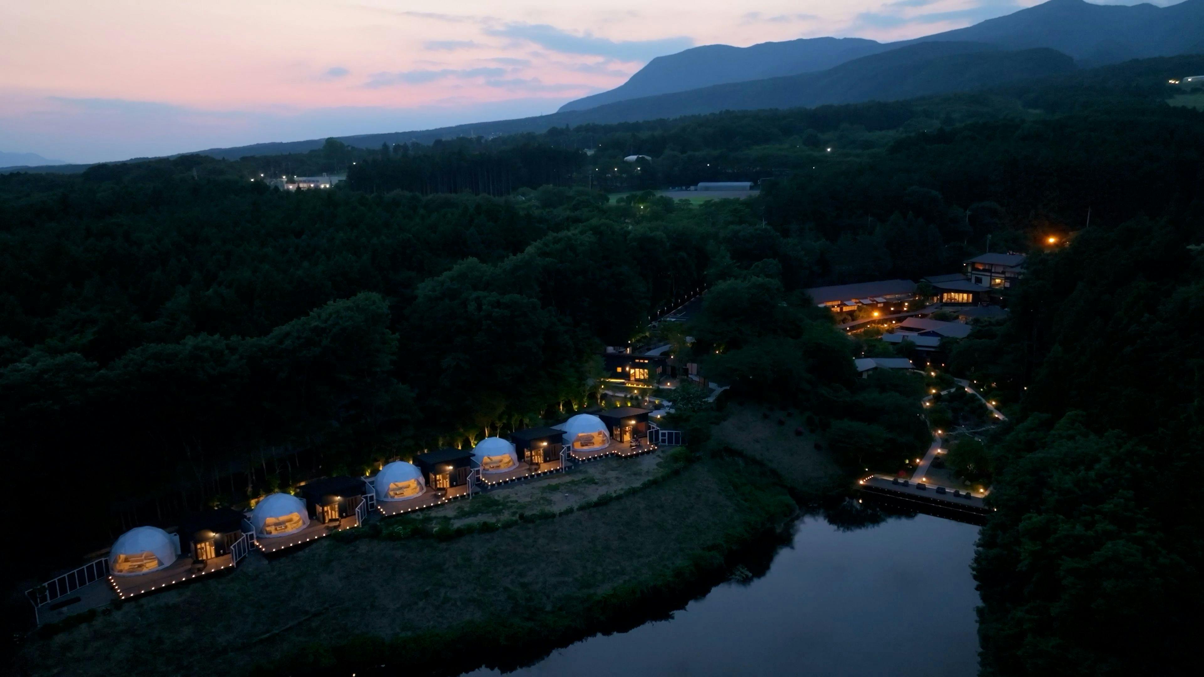 วิวพาโนรามาและภูเขาอากางิยามะในยามค่ำคืน