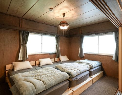 1つ目の寝室、シングルベッド3台