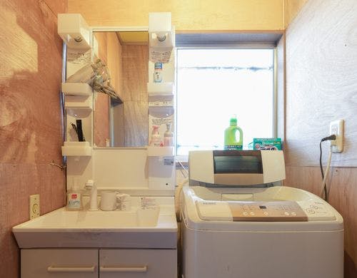 洗面台、歯ブラシ、ドライヤー、クシ